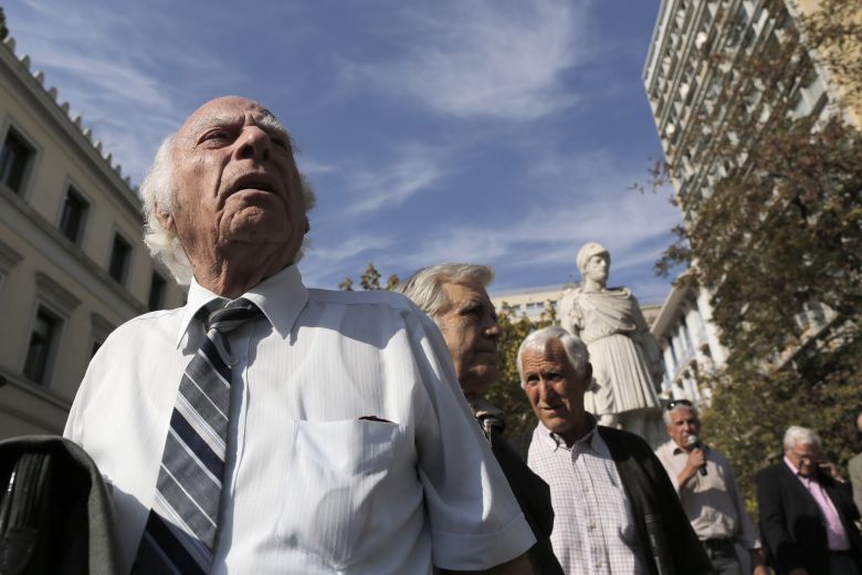 Μαζικές επιστολές για τις περικοπές και τα δώρα από δικηγορικά γραφεία