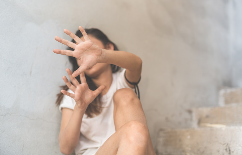 Τέσσερις άνδρες βίαζαν ομαδικά και επανειλημμένα 16χρονο κορίτσι