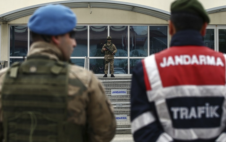 Συνεχίζονται οι συλλήψεις στρατιωτικών από τον Ερντογάν