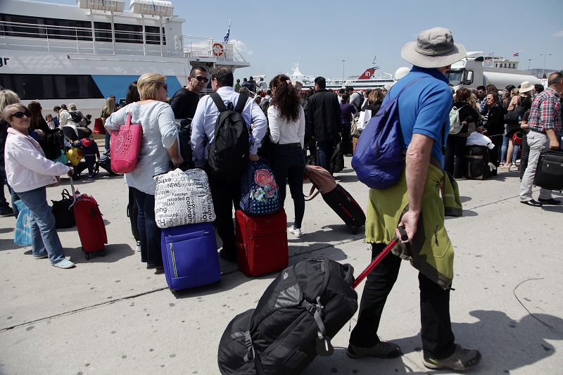 Επέστρεψε στον Πειραιά πλοίο με 721 επιβάτες λόγω βλάβης