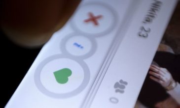 Tinder: Προσθέτει «κουμπί πανικού» για να σώζει τους χρήστες από επικίνδυνα ραντεβού