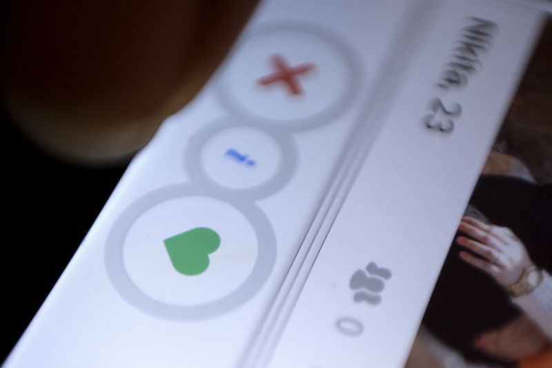Tinder: Προσθέτει «κουμπί πανικού» για να σώζει τους χρήστες από επικίνδυνα ραντεβού