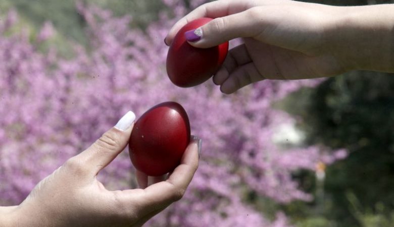 Γιατί το Πάσχα τσουγκρίζουμε κόκκινα αυγά