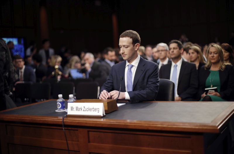 «Ήταν λάθος μου και λυπάμαι», λέει ο Mr Facebook