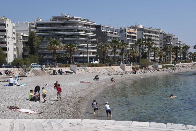 Ξέγνοιαστο κολύμπι σε όλες τις ακτές που «μαύρισαν» από το Αγία Ζώνη