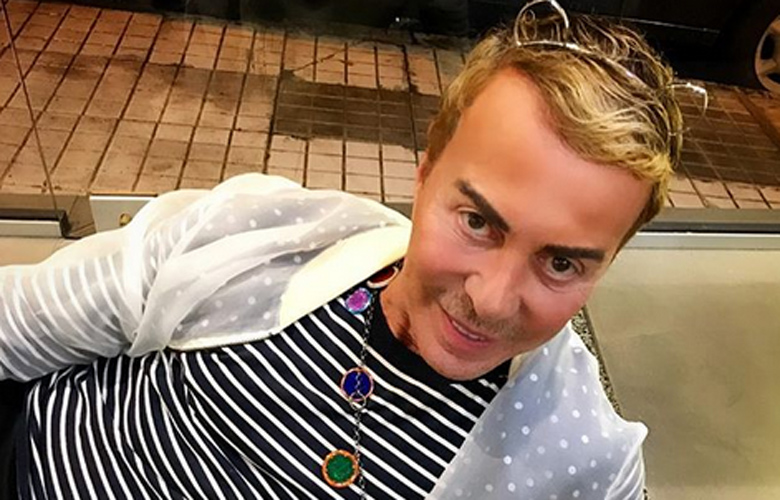 Ο Λάκης Γαβαλάς φορά ψηλοτάκουνα Gucci με πέρλες