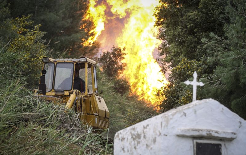 Συνεχείς αναζωπυρώσεις στα μέτωπα της Ηλείας