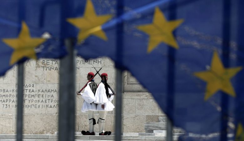 «Οι πολιτικές της Ευρωζώνης κλείνουν την Ελλάδα σε φυλακή χρέους για δεκαετίες»