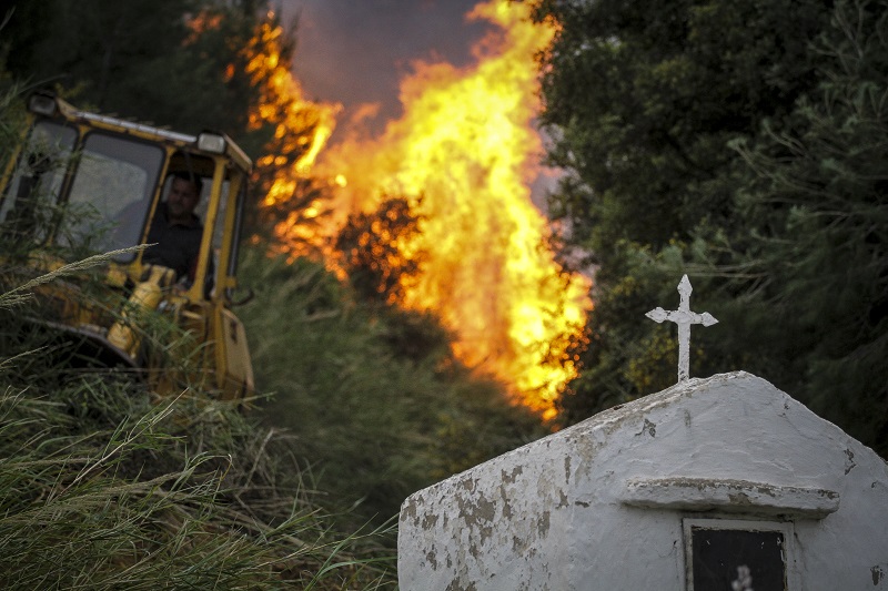Μάχη με τις φλόγες για να μην καούν σπίτια στην Σητεία
