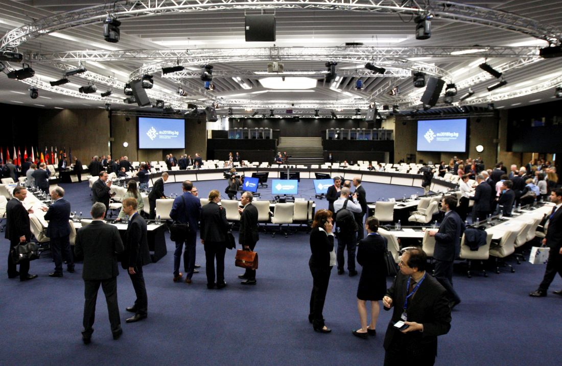 Guardian: Το χρέος απειλεί το «χρυσό αντίο» στο Eurogroup της Πέμπτης