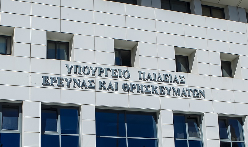 Σε στάση εργασίας δάσκαλοι και καθηγητές