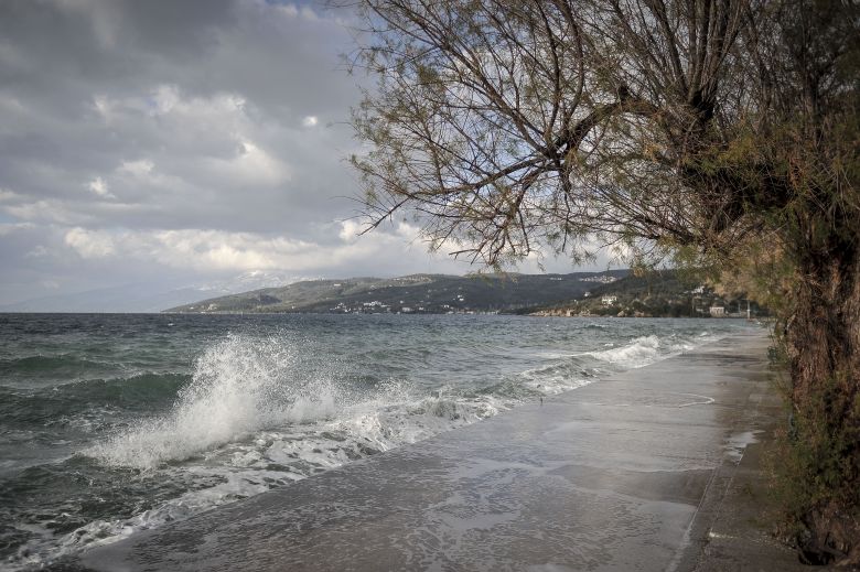 Άστατος καιρός με τοπικές βροχές και μεμονωμένες καταιγίδες