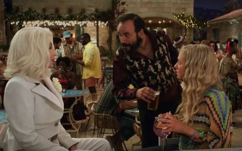 Ο Πάνος Μουζουράκης στο τρέιλερ του «Mamma Mia!» μαζί με τη Σερ