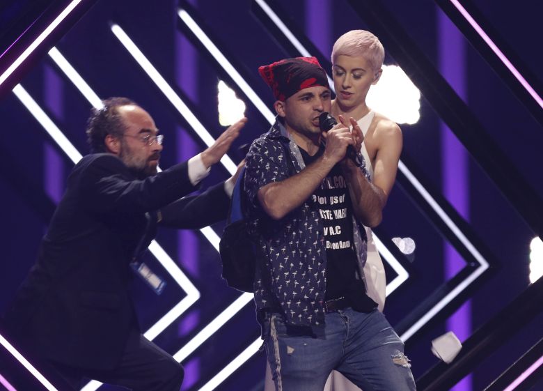 Εισβολέας στη σκηνή της Eurovision -Απρόοπτο στον τελικό