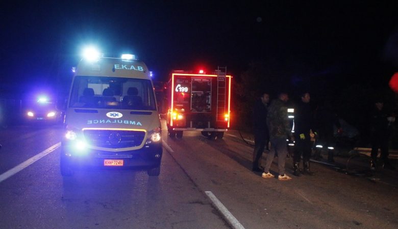 Τροχαίο στο Ηράκλειο Κρήτης: Η Πυροσβεστική ανέσυρε άνδρα χωρίς τις αισθήσεις του που καταπλακώθηκε από αυτοκίνητο