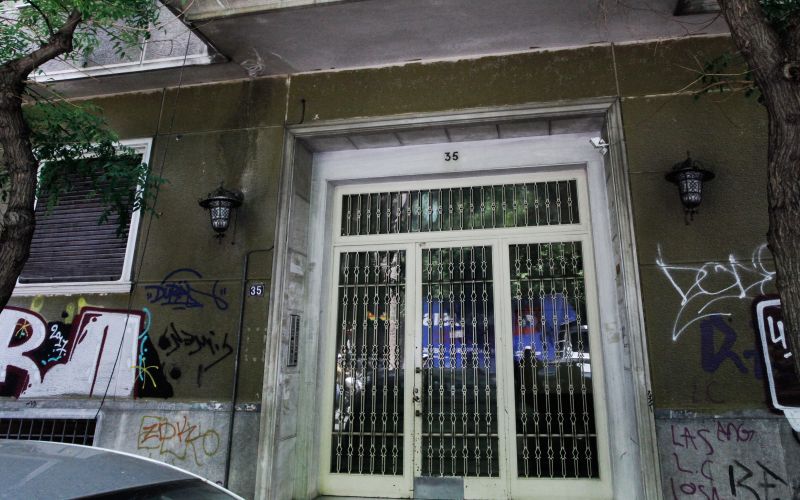 Προσήχθη 80χρονος για τον φόνο της 77χρονης στον Άγιο Παντελεήμονα