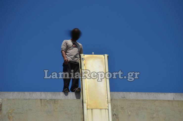 Αστυνομικός πρόλαβε 35χρονο πριν πέσει στο κενό από την ταράτσα