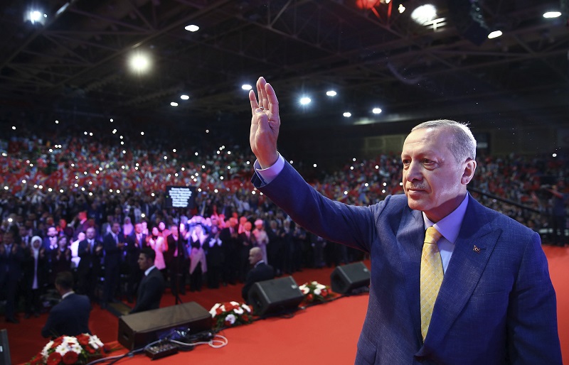 Θορυβημένος ο Ερντογάν «αλιεύει» ψήφους εκτός Τουρκίας