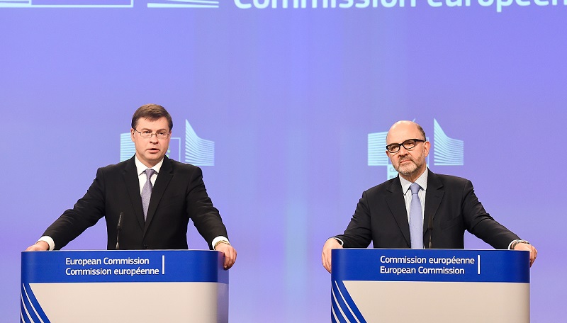 Ντομπρόβσκις: Ανοίγει ο δρόμος για επιστροφή στην Ελλάδα των κερδών από τα ομόλογα
