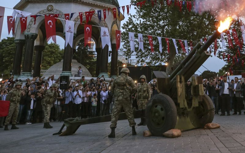 Έκρηξη σε όχημα που μετέφερε στρατιώτες στην Τουρκία