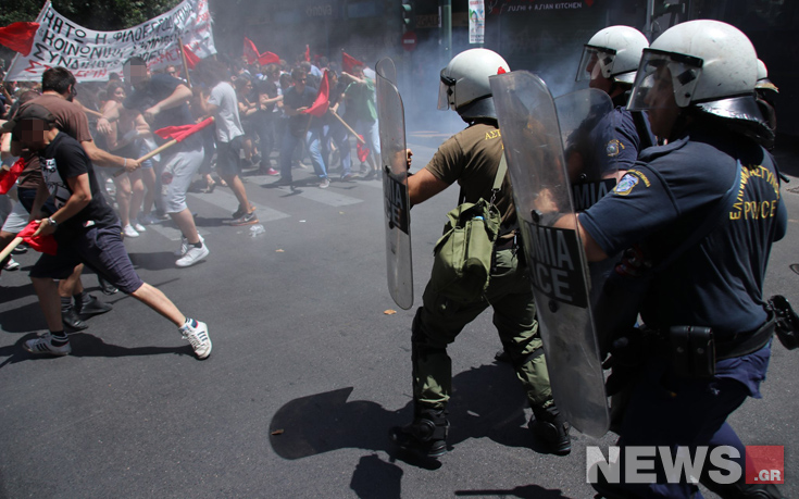 Ένταση, συμπλοκές και χημικά κοντά στα γραφεία του ΣΕΒ