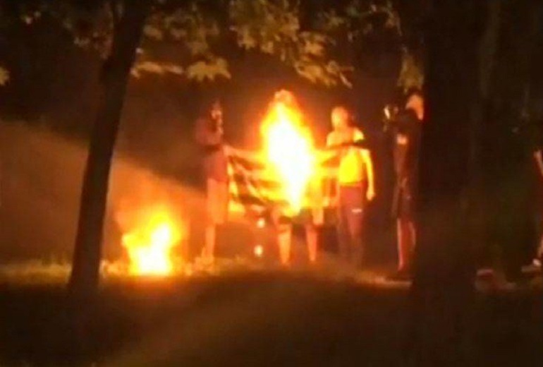Έκαψαν την ελληνική σημαία στα Εξάρχεια