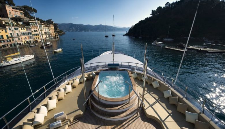 Το superyacht που ενοικιάζεται για 240.000 ευρώ την εβδομάδα