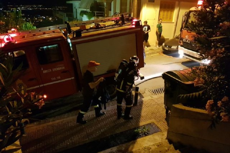Απεγκλώβισαν ηλικιωμένη από φλεγόμενη κατοικία στη Λαμία