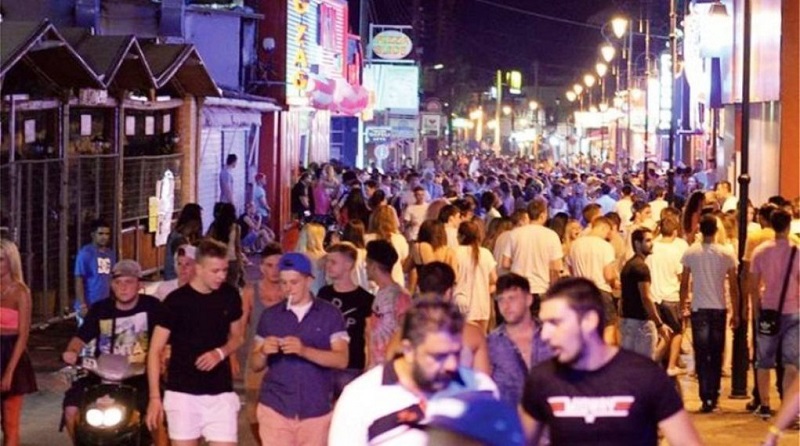 Επιστρέφουν τα ξέφρενα πάρτυ νεαρών Βρετανών στα Μάλια