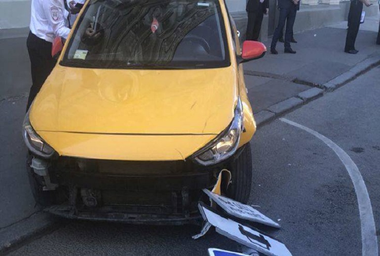 Το ταξί στη Μόσχα έπεσε πάνω στο πλήθος γιατί ο οδηγός κοιμήθηκε