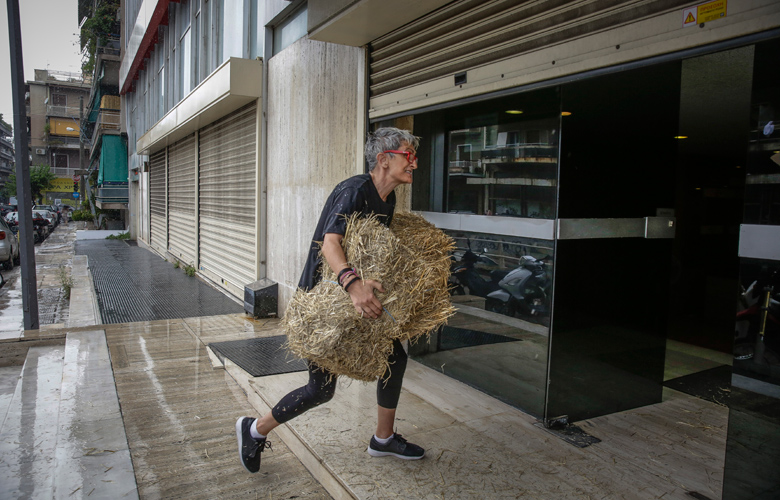 Πέταξαν… σανό στα γραφεία των Ανεξάρτητων Ελλήνων
