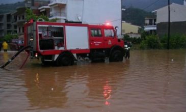 Πλημμύρισαν καταστήματα από τη νεροποντή στη Θέρμη Θεσσαλονίκης