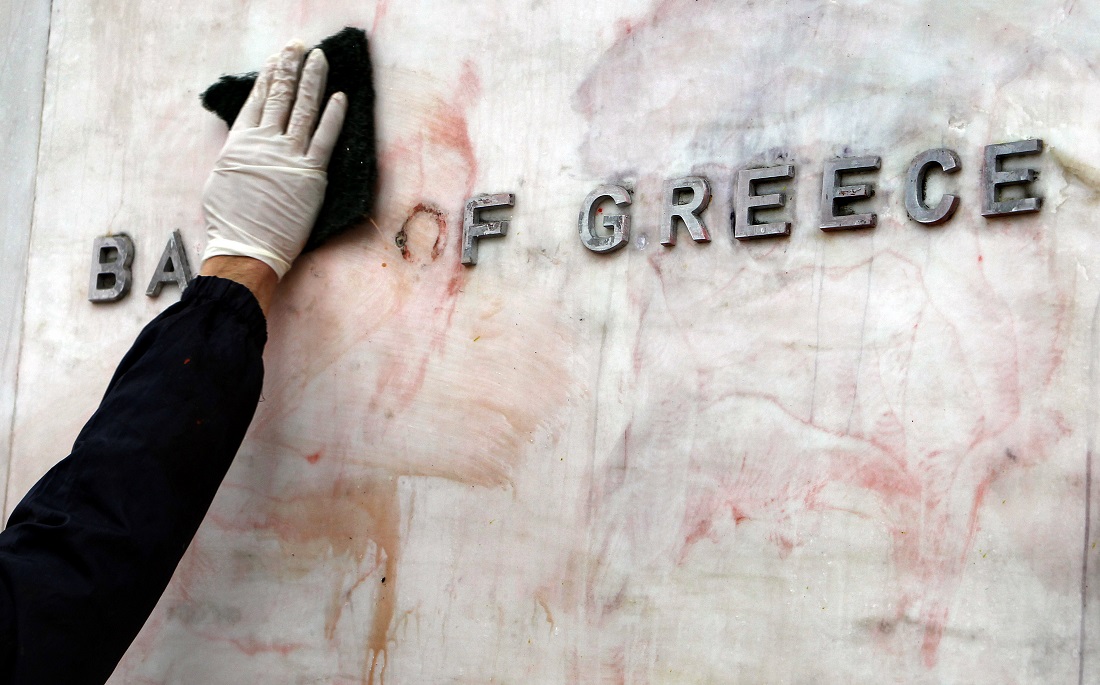 «Γκάζι» στις τράπεζες για μείωση των κόκκινων δανείων βάζει ο Στουρνάρας