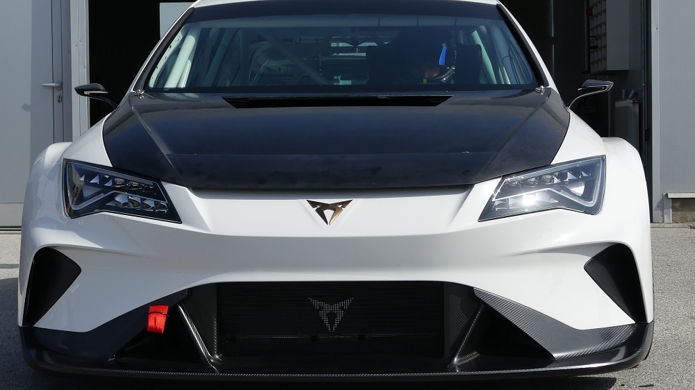 CUPRA e-Racer, το ηλεκτρικό που έχει μπαταρία όσο 9.000 κινητά τηλέφωνα