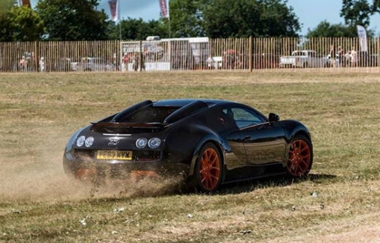 «Λιώνοντας» ένα hypercar μέσα σε χωράφια