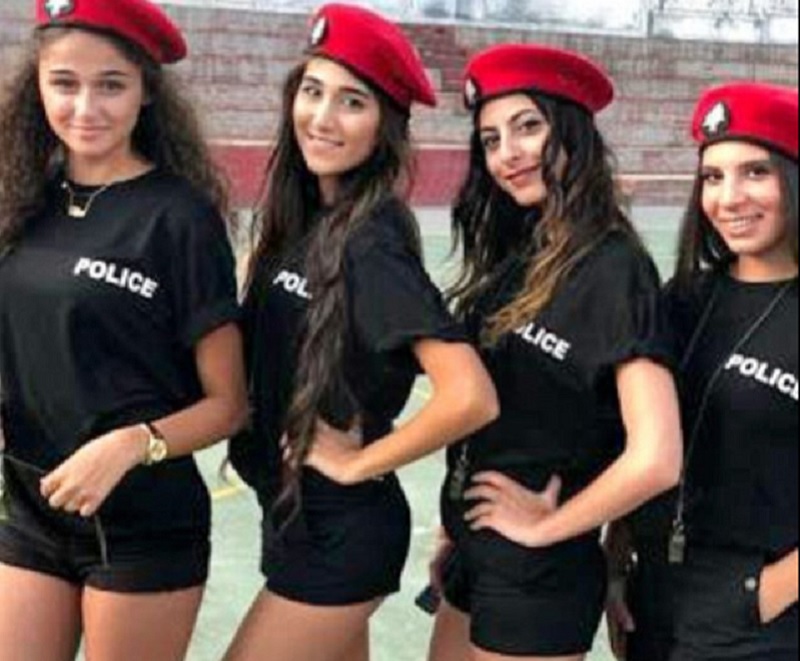 Γυναίκες τροχονόμοι με «καυτά» σορτς για τον… τουρισμό