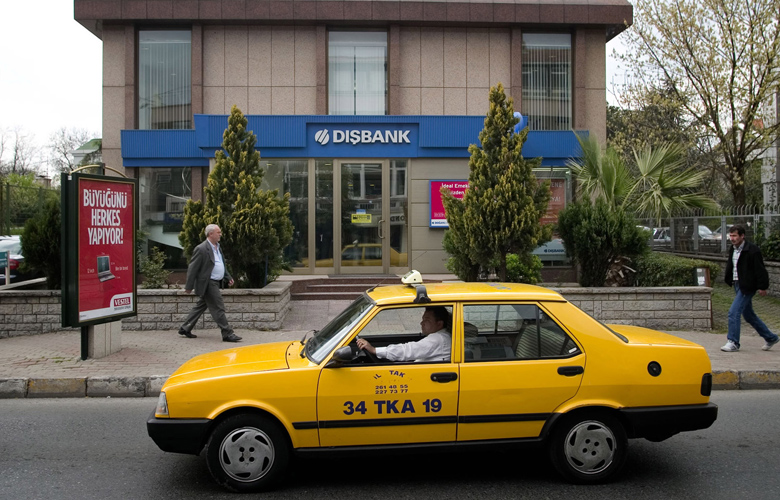 Τούρκος ταξιτζής έσυρε από τα πόδια γυναίκα για να την βγάλει έξω