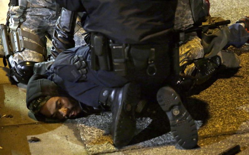 Νύχτα βίας στο Σικάγο μετά τον θανάσιμο πυροβολισμό Αφροαμερικανού