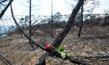 Η Ελλάδα θρηνεί τα θύματα της πυρκαγιάς ανάμεσά τους και τα δίδυμα κοριτσάκια