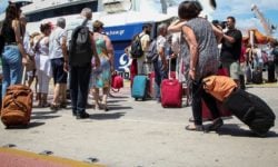 Το αδιαχώρητο στα πλοία για το Πάσχα: Τουλάχιστον 24.000 επιβάτες θα ταξιδέψουν σήμερα από το λιμάνι του Πειραιά