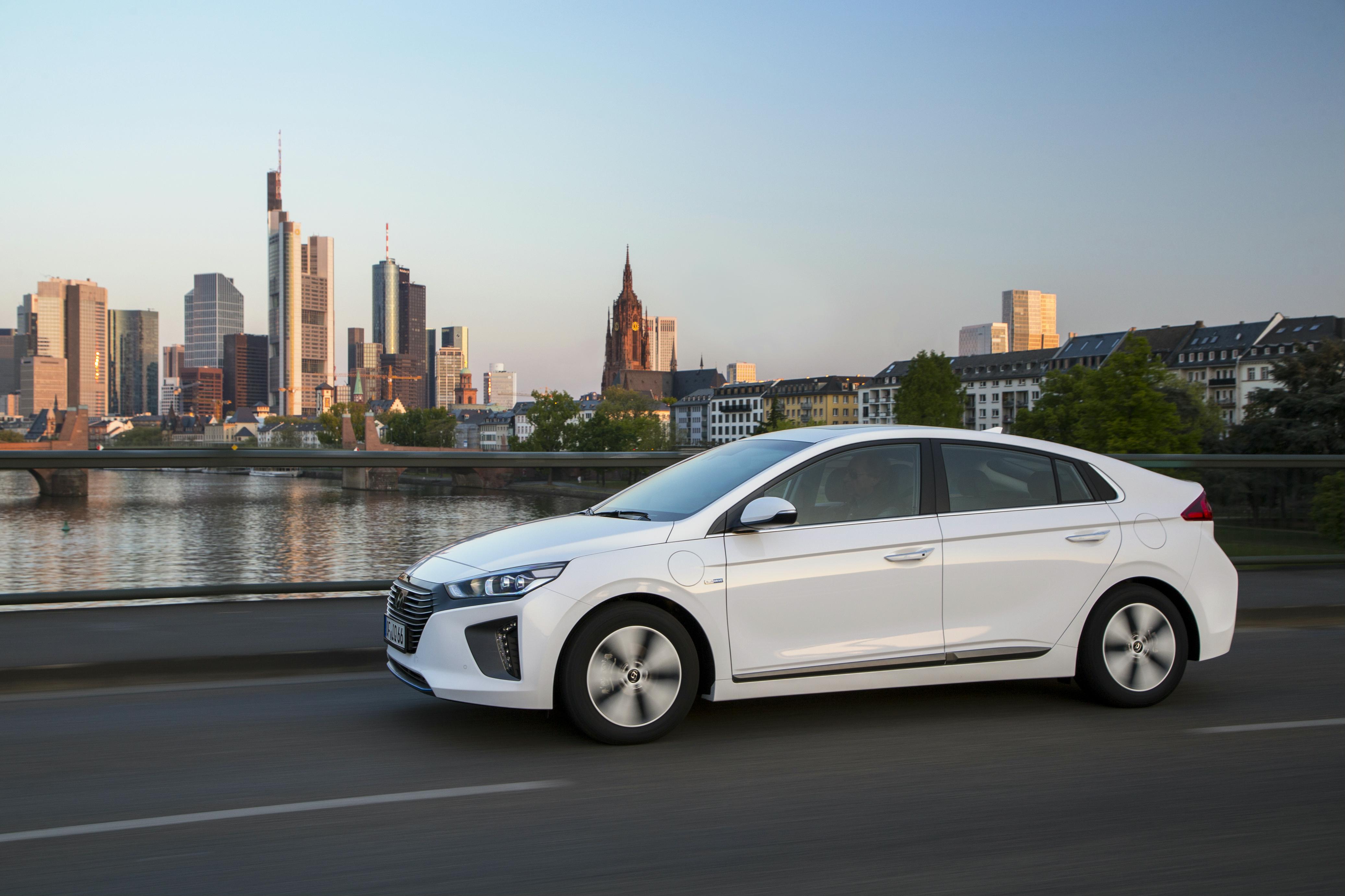 Διπλή νίκη της Hyundai στα Auto Express για Kona και IONIQ