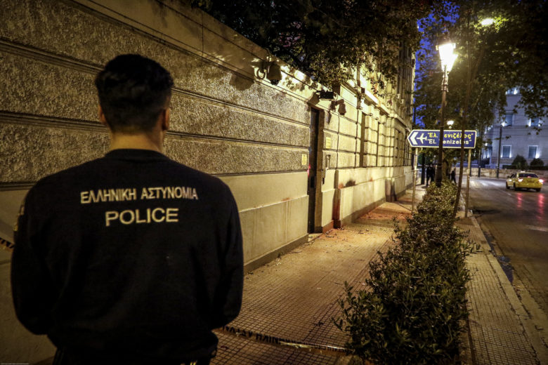 Κλέφτης παρέσυρε αστυνομικούς με το αυτοκίνητο του