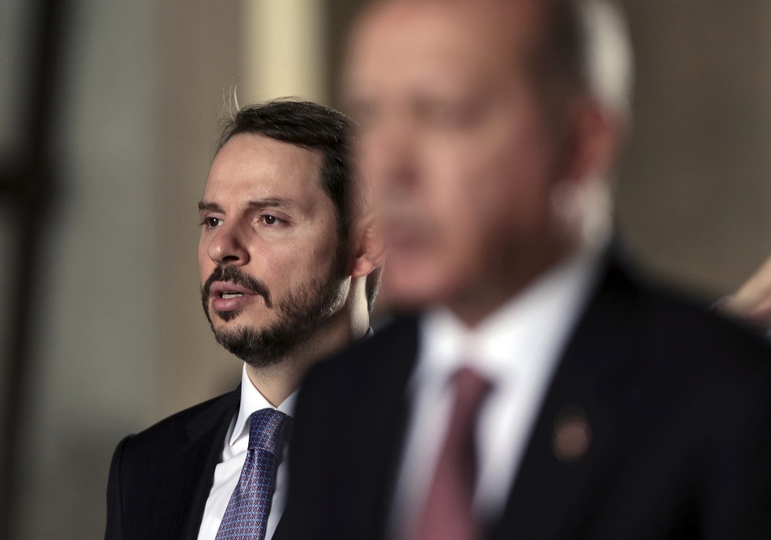 «Βουλιάζει» η τουρκική λίρα μετά τις δηλώσεις του υπουργού Οικονομικών