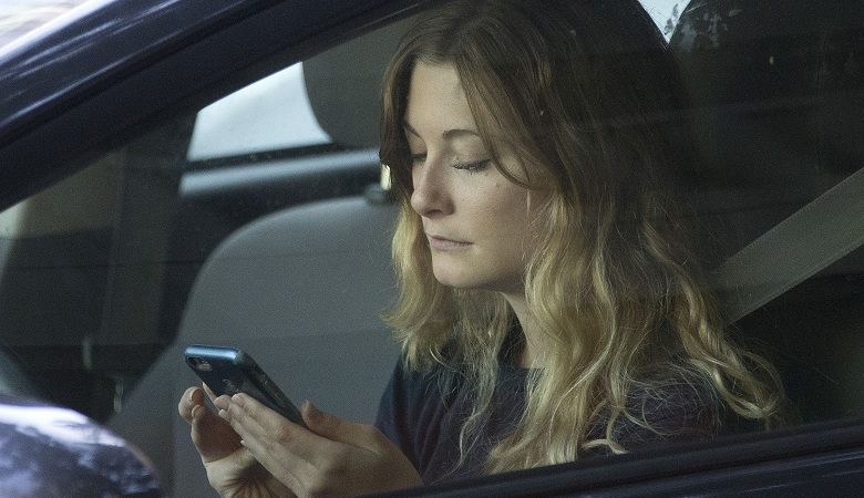 Σημαντικός παράγοντας τροχαίων το κινητό – Το 41% των Ελλήνων οδηγών το κρατάει στο χέρι