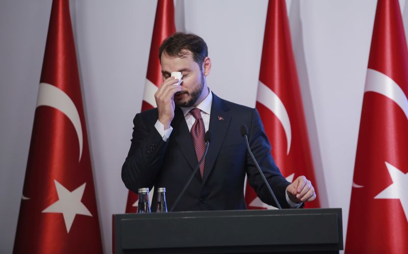 Νέα πτώση της τουρκικής λίρας μετά τις δηλώσεις Αλμπαϊράκ