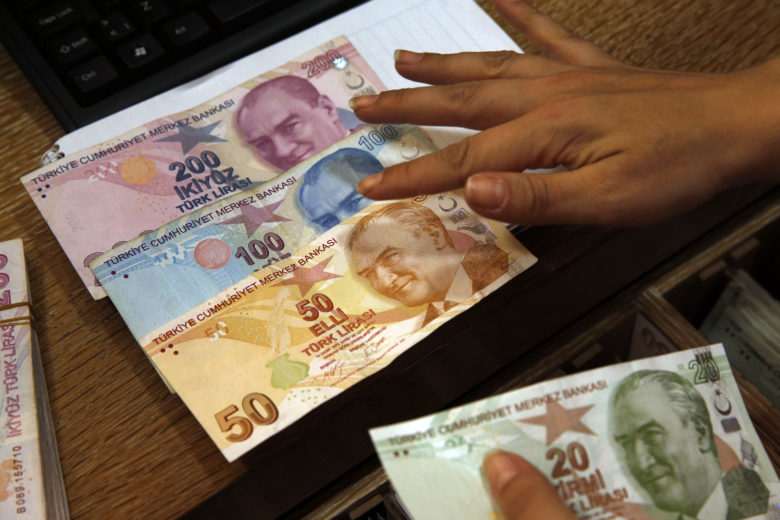 Bloomberg: Η τουρκική λίρα σε στενωπό