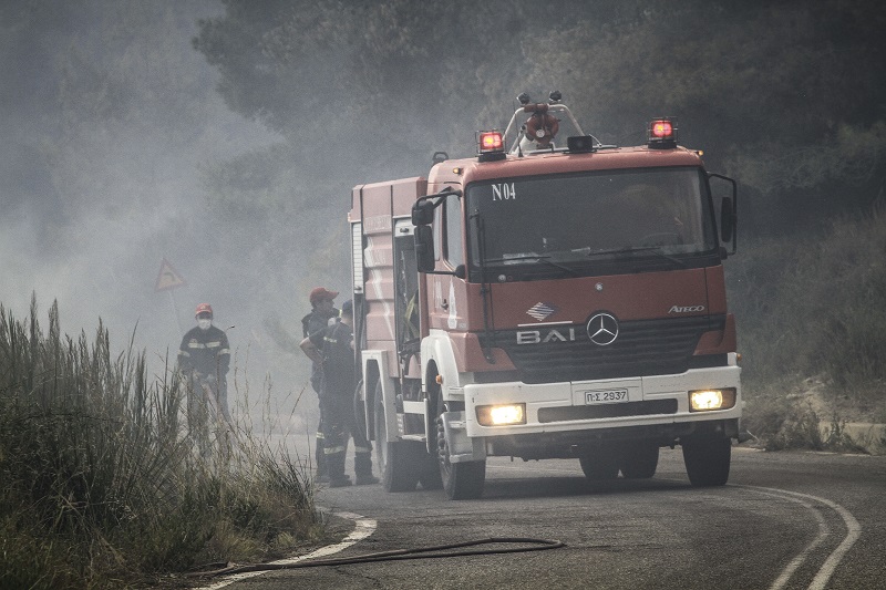 Εκκενώθηκε καταυλισμός μεταναστών λόγω της πυρκαγιάς στο Λαύριο