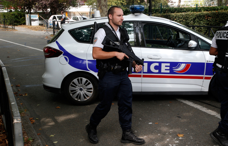 Έρευνα για τον εντοπισμό βόμβας, σε ύποπτο όχημα στο Παρίσι