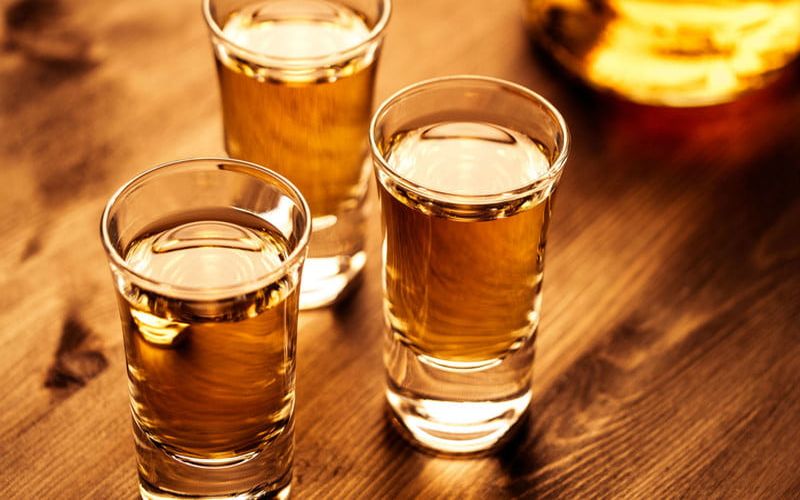Ήπιε 30 σφηνάκια σε ένα λεπτό για να μην πληρώσει το λογαριασμό