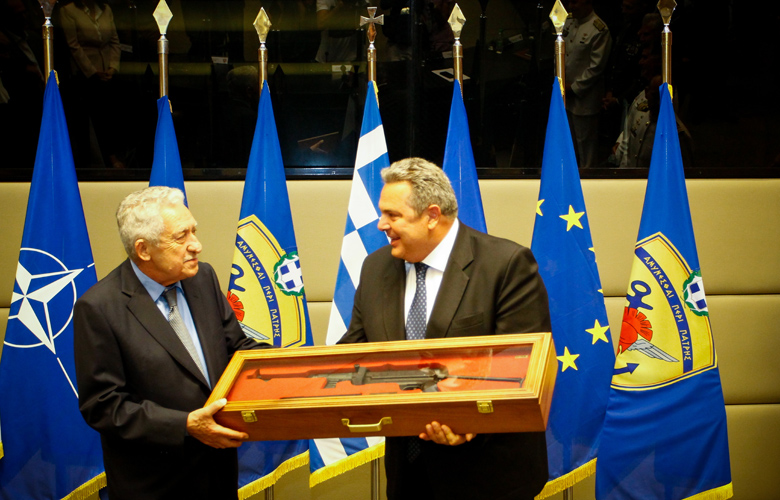 Το δώρο του Καμμένου στον απερχόμενο από το ΥΠΕΘΑ Κουβέλη